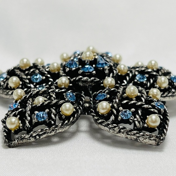 VINTAGE CORO twisted metal flower, blue rhinestone, and pearl brooch. - Picture 3 of 6